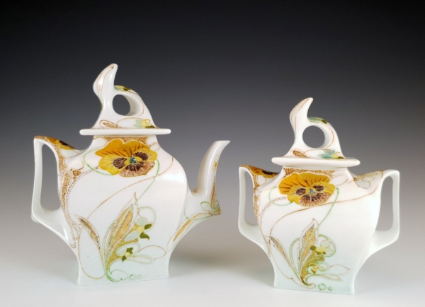 Proportio Divina | Rozenburg Den Haag porcelain teapot and sugarbowl by Roelof Sterken 1903