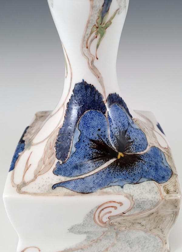 Proportio Divina |Rozenburg Den Haag Schellink 1903 eggshell vase model 199p