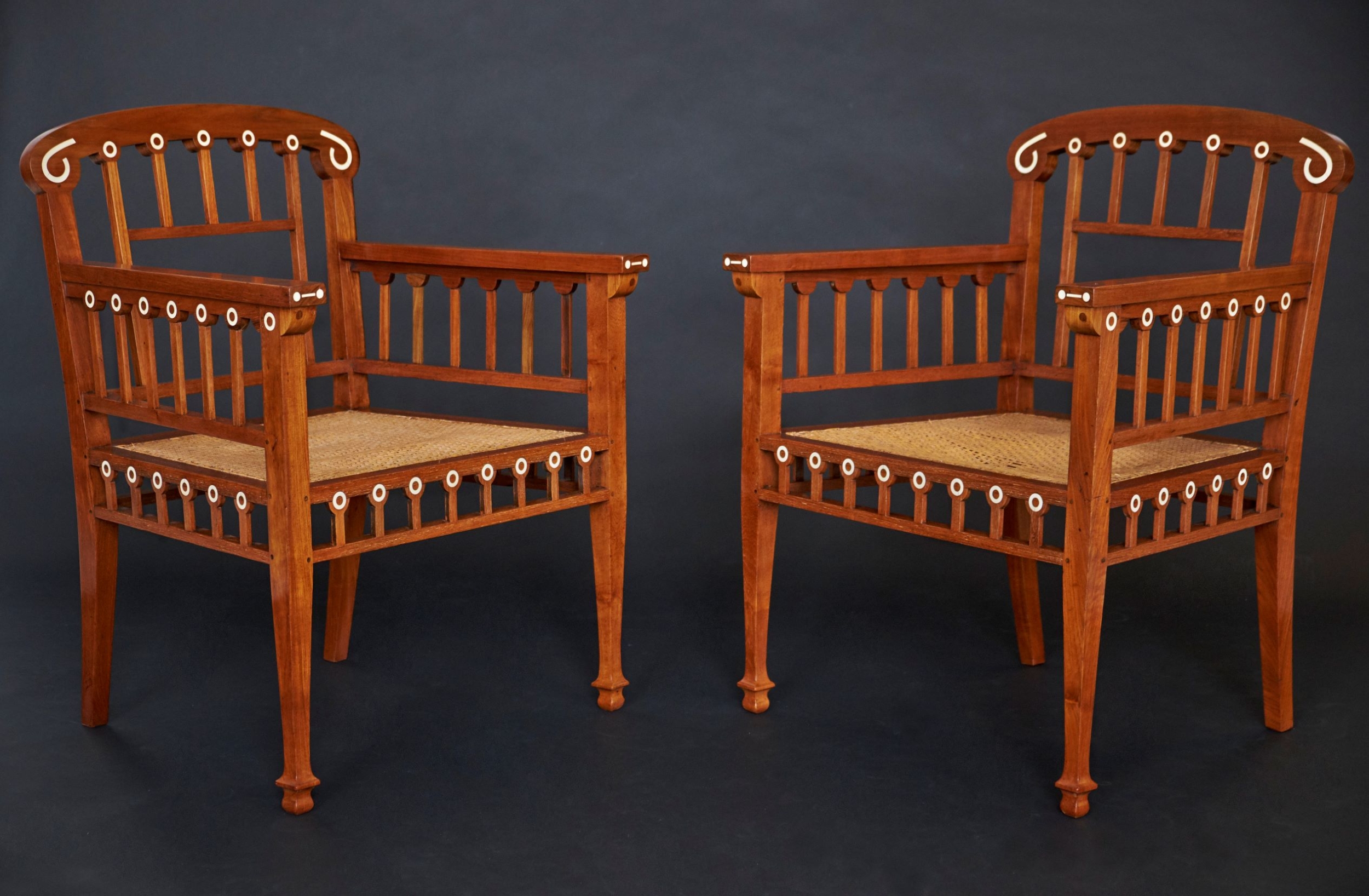 Chris Wegerif twee stoelen van Teakhout met inlegwerk van been circa 1903 scaled - De Haagse Salon voorjaarsexpositie 2022!